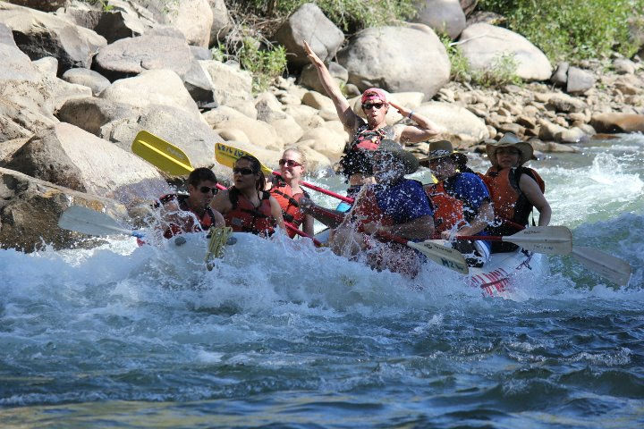 A Mild to Wild boat going through Smelter Rapid